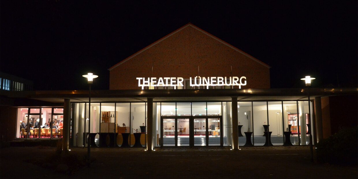 Eingang des Theaters Lüneburg bei Nacht