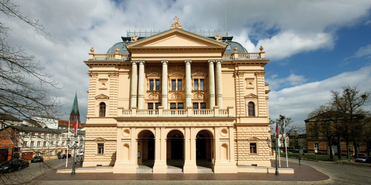 Oper um eine Skandalfigur am Mecklenburgischen Staatstheater Schwerin: Thomas Adès „Powder Her Face"