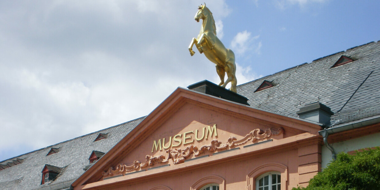 Dem goldenen Ross auf dem Dach verdankt das Gebäude des Mainzer Landesmuseum seinen Namen