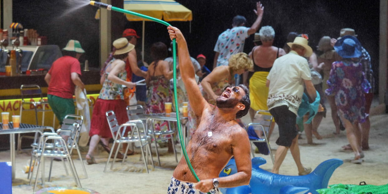 Erotische Strandparty: Donizettis „Der Liebestrank“ in der Inszenierung von Damiano Michieletto