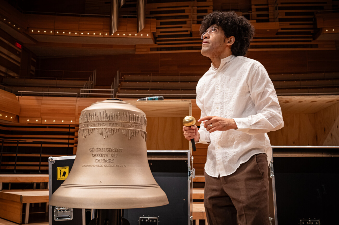 Rafael Payare freut sich über die Glocken, die eigens für das Orchestre symphonique de Montréal angefertigt wurden