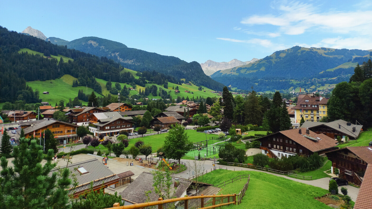 Auf tausend Höhenmetern im Berner Oberland liegt das ursprüngliche wie auch mondäne Gstaad